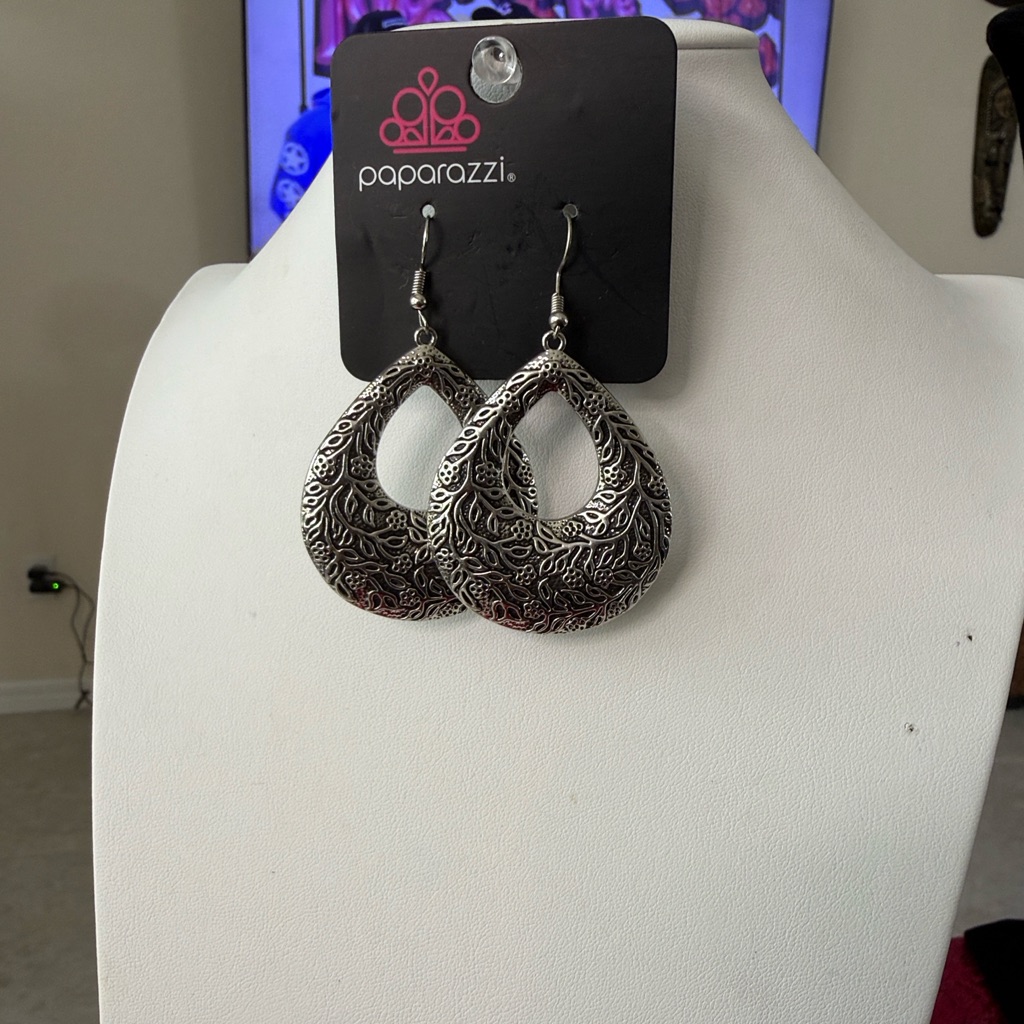 Paparazzi Antiqued Silver Filigree Teardrop Earrings 7$